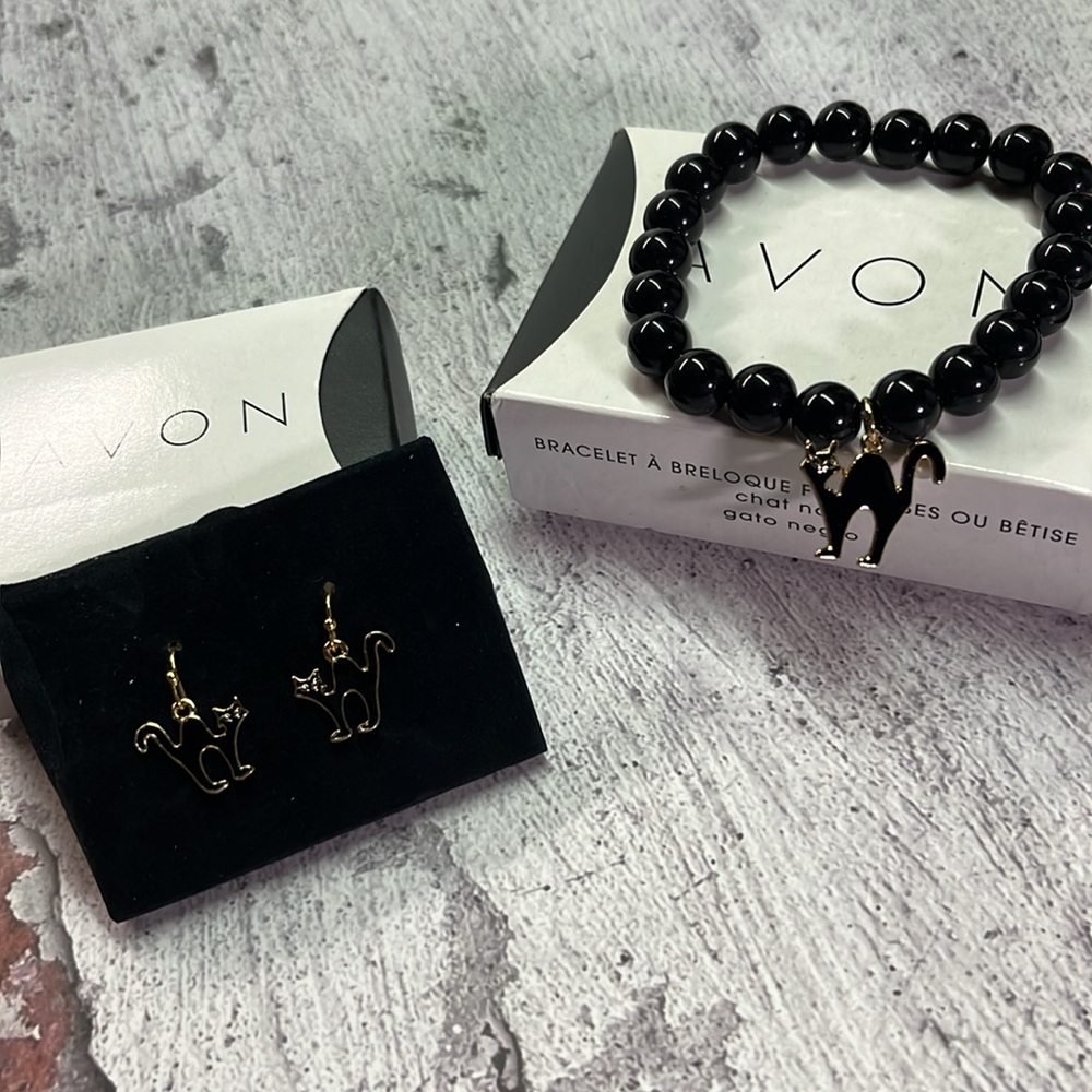 NIB Avon Black Cat Trick Or Treat Halloween Stretch Charm Bracelet & Earring Set